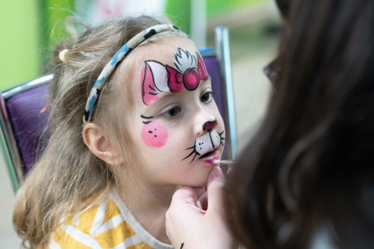 10 beliebte Kinderschminken-Designs für Jungen und Mädchen